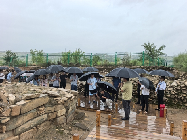 考古专家学者实地考察石峁遗址