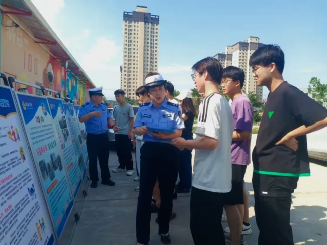 眉县交警开展“规范停车不占道 安全出行助振兴”主题宣传
