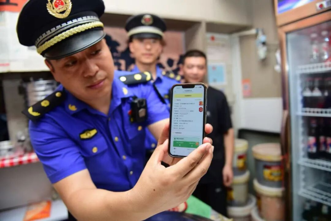 盛夏街头，西安经开区高温下的守护与奔赴