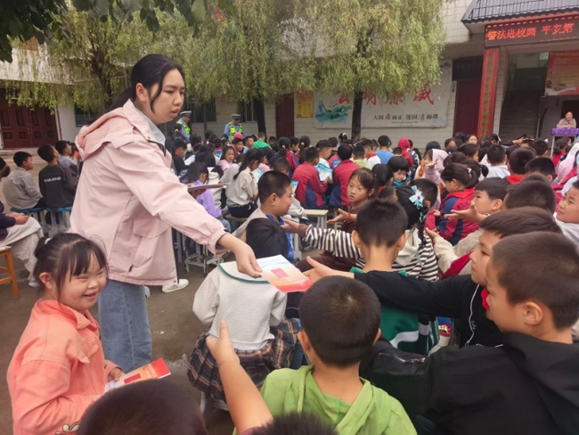 法治进校园 护航新学期——眉县横渠镇多部门联合开展秋季校园普法宣传活动