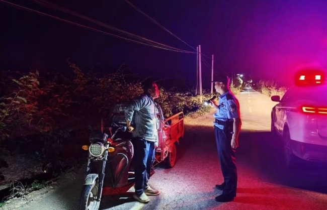 丰收写在果农脸上 警灯亮在农户心里