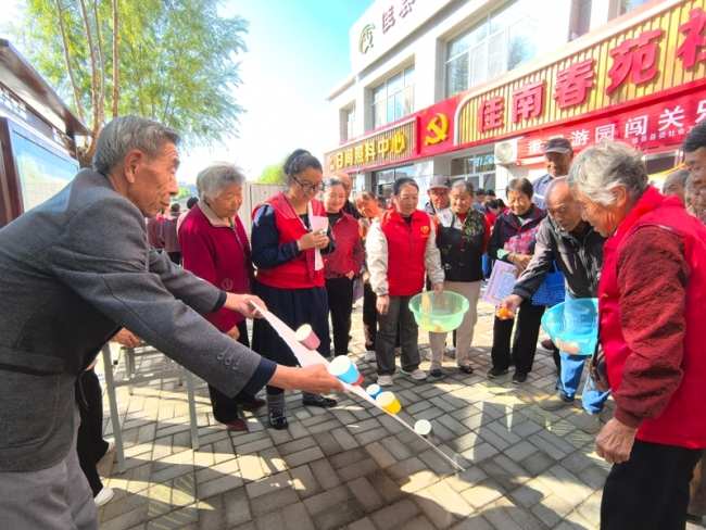 佳县:重阳游园闯关乐 防骗护老保安康