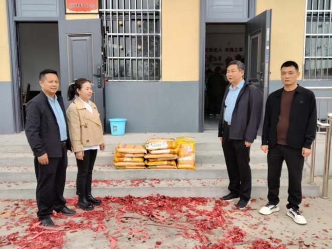 党建助餐暖桑榆 情暖重阳开新灶——眉县槐芽镇柿林村乡村大食堂正式运营