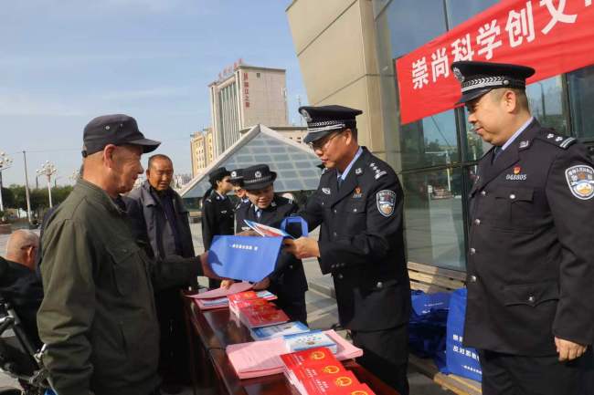 府谷公安城关派出所开展反恐反邪教宣传活动