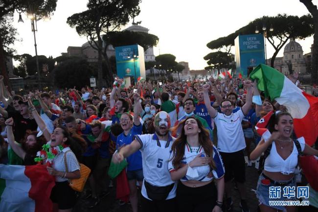 球迷庆祝意大利队欧锦赛夺冠