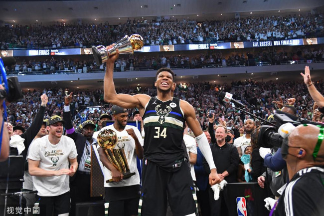 NBA总决赛颁奖仪式：雄鹿捧起总冠军奖杯