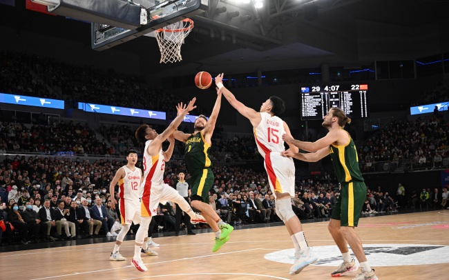 周琦贡献“16+17”，中国男篮世预赛不敌澳大利亚
