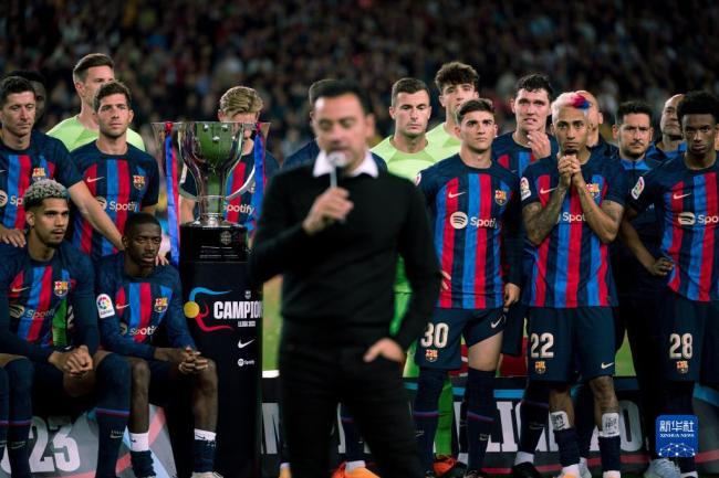 西甲巴萨主场庆祝夺冠