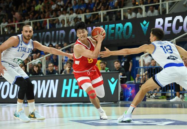 中国男篮世界杯热身赛不敌意大利 李凯尔替补登场