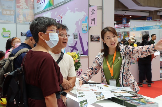 台湾民众正在向山西展区工作人员了解运城关公故里文化旅游景区相关信息