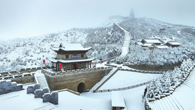 忻州市雁门关景区迎来今冬第一场降雪