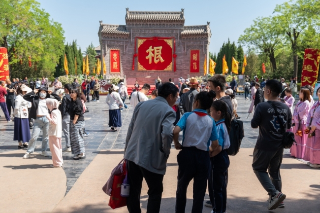 洪洞大槐树景区“五一”老家人在岗 文旅人守护您的“诗与乡情”