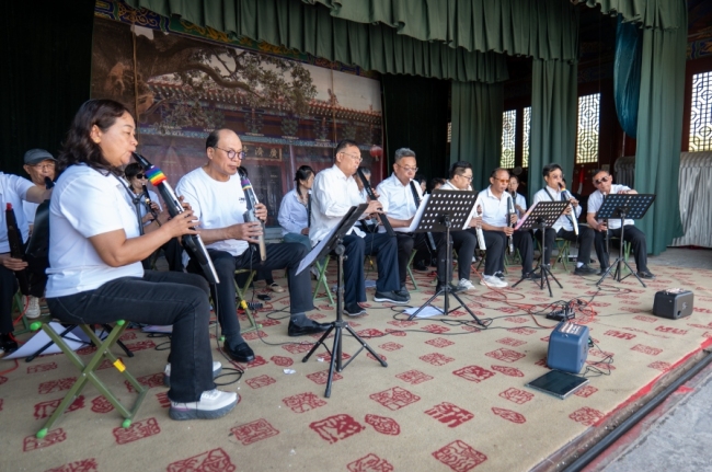 洪洞大槐树景区五一假期迎来 老艺术家现场演奏