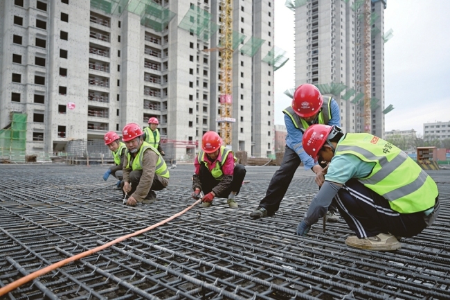 【致敬劳动者——节日我在岗】建筑工人正在忙碌施工