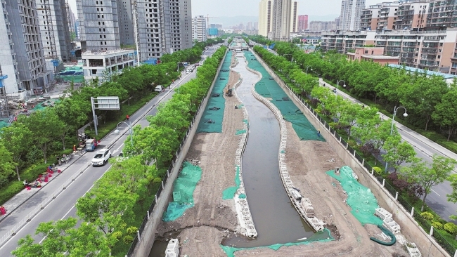 太原市玉门河河道内：工人正在进行硬化及附属设施安装
