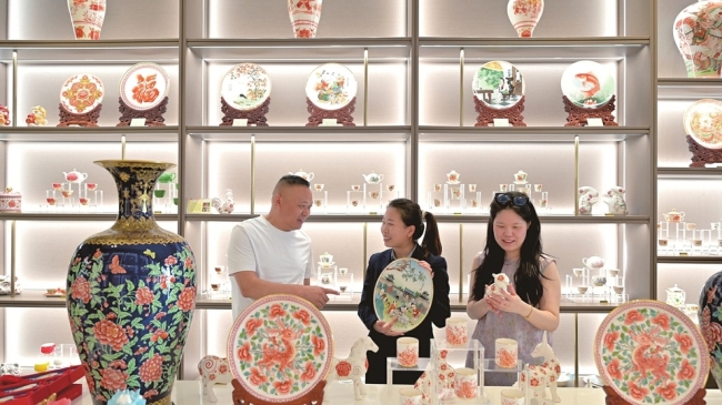 八义窑红绿彩瓷深受游客喜爱