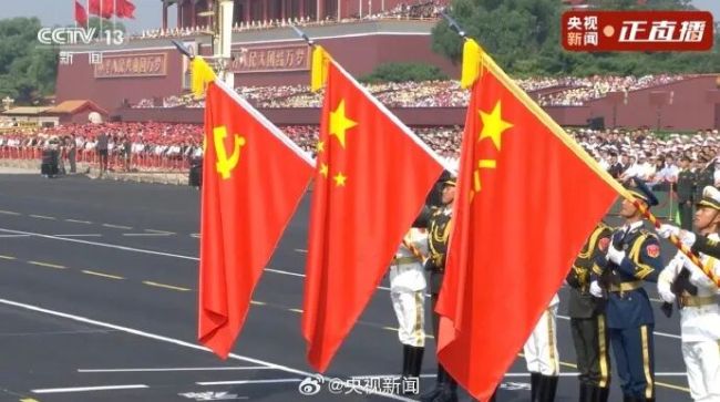 习近平以注目礼向党旗、国旗、军旗庄严致敬