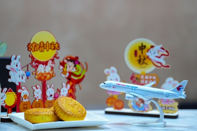 东航万米高空打造中秋主题航班 山西特色空心月饼首飞云霄