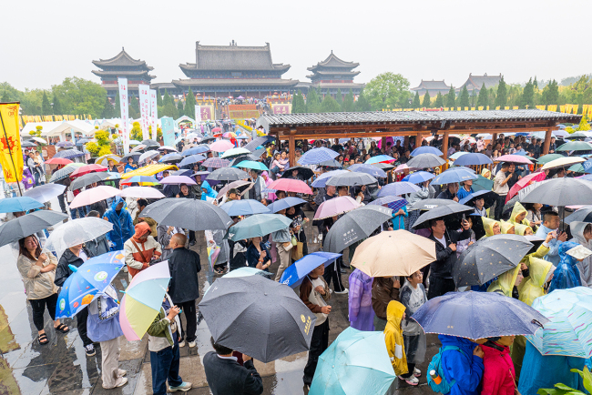 国庆假期 洪洞大槐树景区雨中迎客 筑牢安全、服务防线