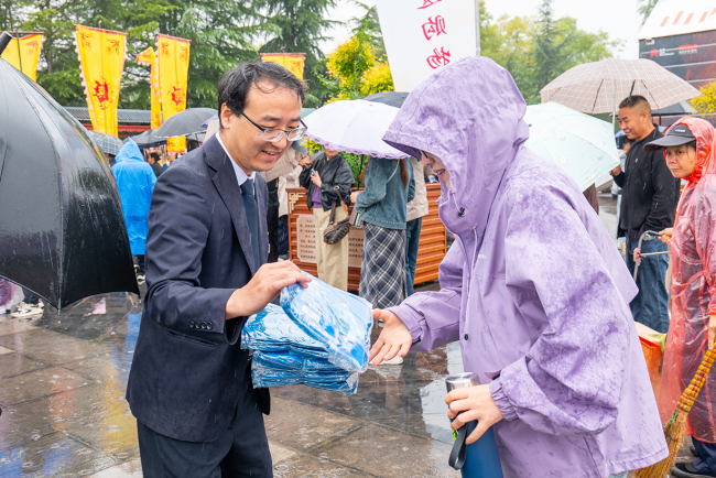 国庆假期 洪洞大槐树景区雨中迎客 筑牢安全、服务防线