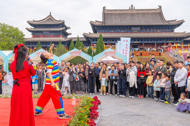 洪洞大槐树景区30余场表演嗨翻国庆假期