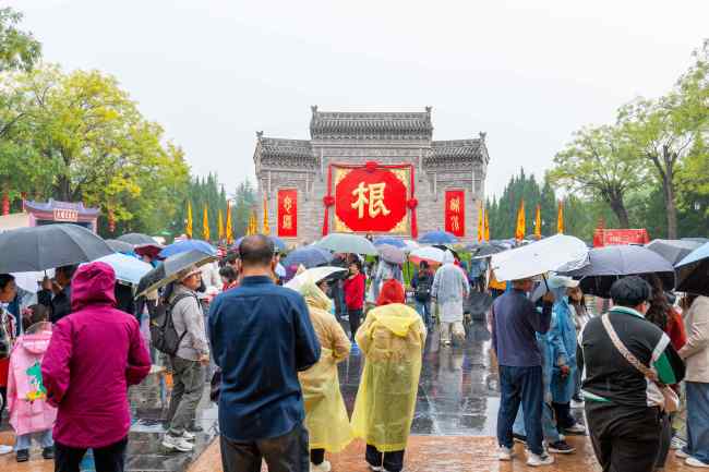 秋雨无阻思乡人，洪洞大槐树景区国庆雨中演出互动显温情