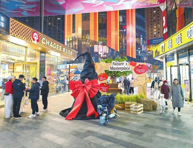 省城迎泽区一商业街区人流如织