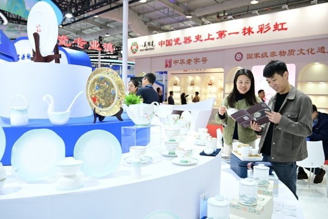 长治上党八义窑红绿彩等在2025中国(北京)国际精品陶瓷博览会上展出