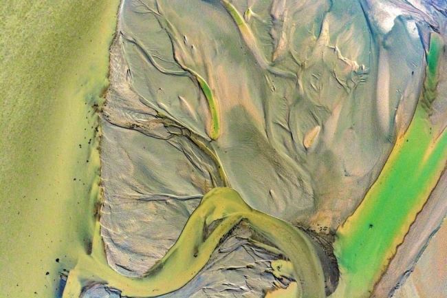 黄河滩涂绘“沙画”