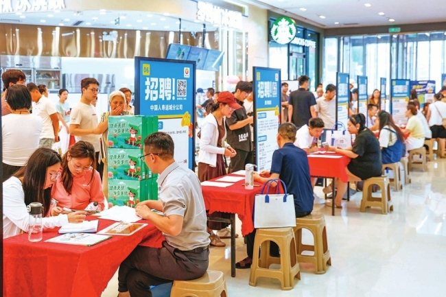 运城市盐湖区2026年百日千万招聘专项行动暨高校毕业生专场招聘会举行