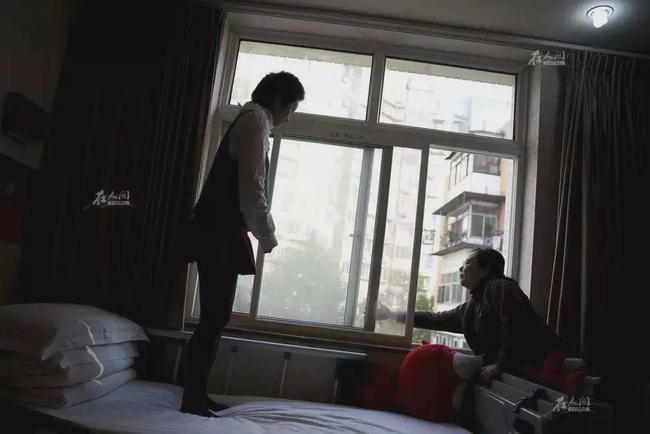 16岁少女被官二代毁容 父亲钉死窗户：怕他出狱来报复
