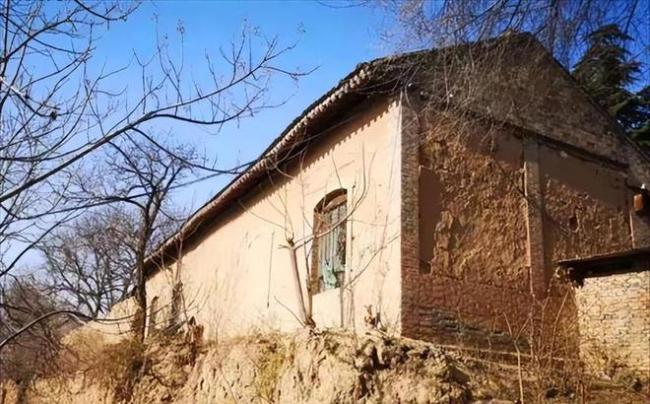女教师赤裸现身枯井：床上凌乱有污渍 丈夫认罪被释放