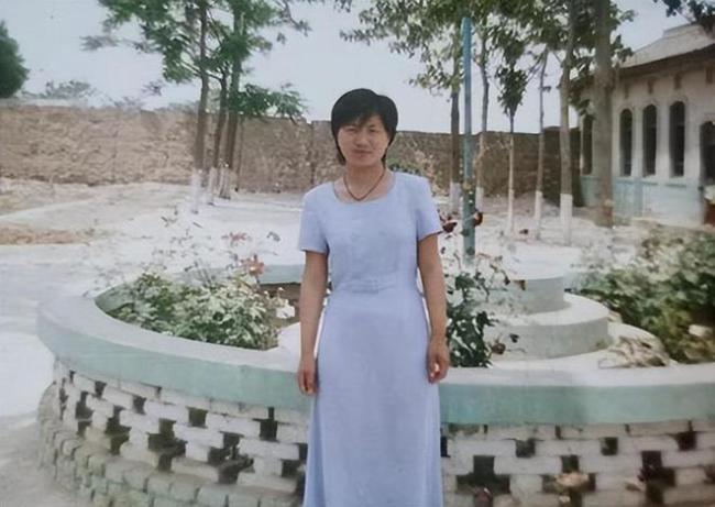 女教师赤裸现身枯井：床上凌乱有污渍 丈夫认罪被释放