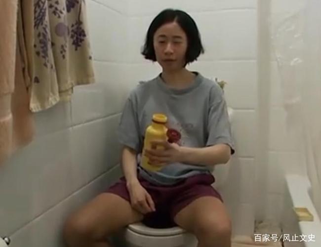女白领20年不买内衣，厕纸晒干后重复使用，吃喝皆靠捡