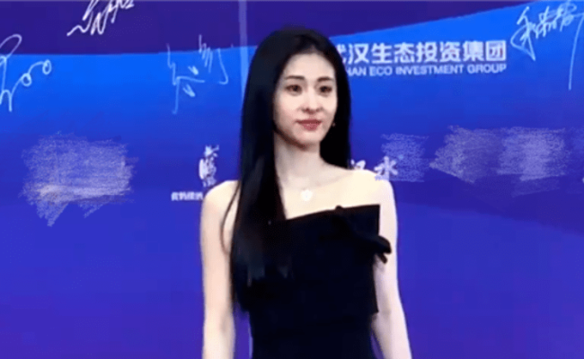 为了女儿？张碧晨右手无名指戴大钻戒，被网友猜测与华晨宇复合