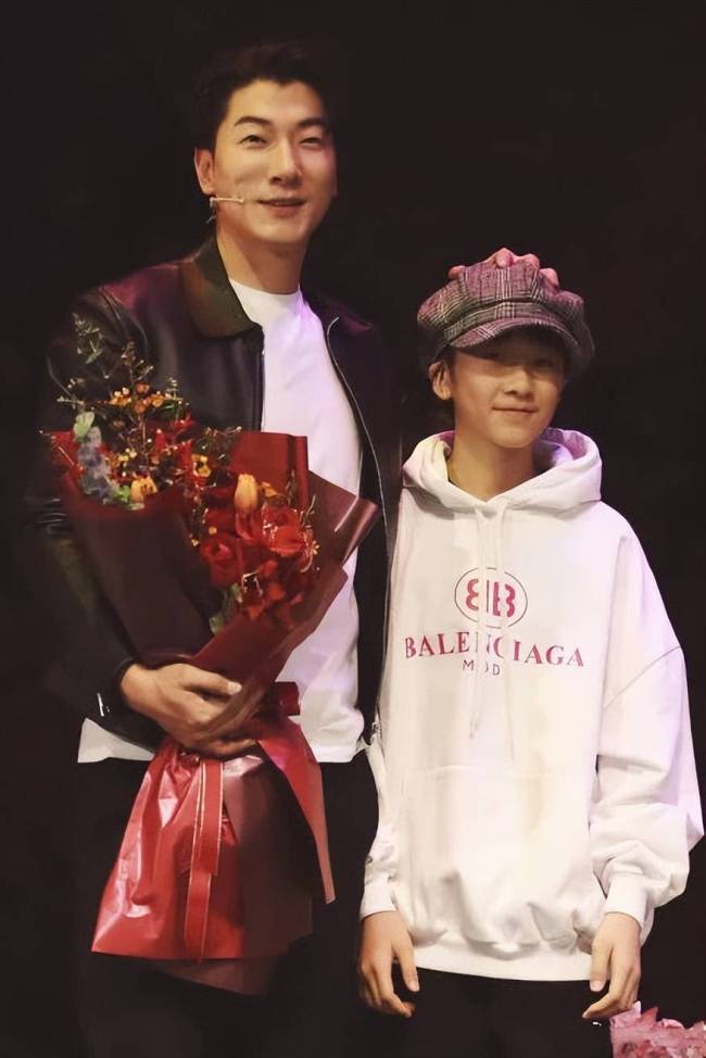 张亮官宣儿子将首演话剧饰罗密欧，15岁天天变化大，和爸爸越来越像
