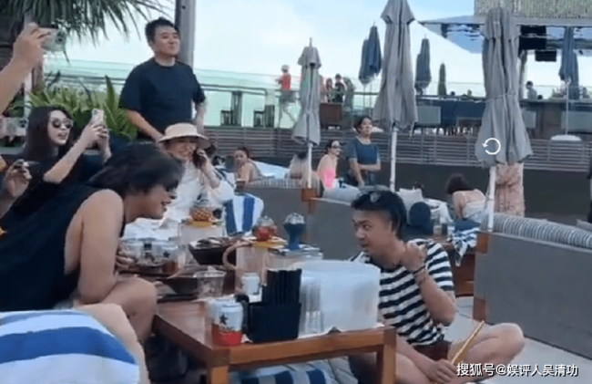 张一山疑似在何超莲的婚礼上吞云吐雾？袁弘佩服窦骁一人策划婚礼