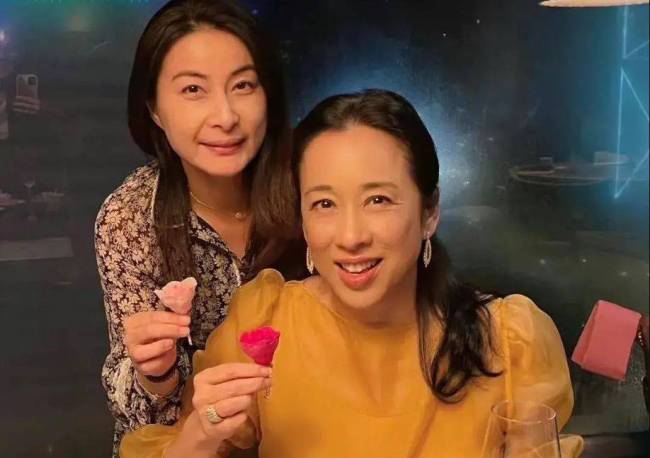 郭晶晶带娃出游，俩女儿长相曝光，霍启刚家庭事业双赢出现幸福肥