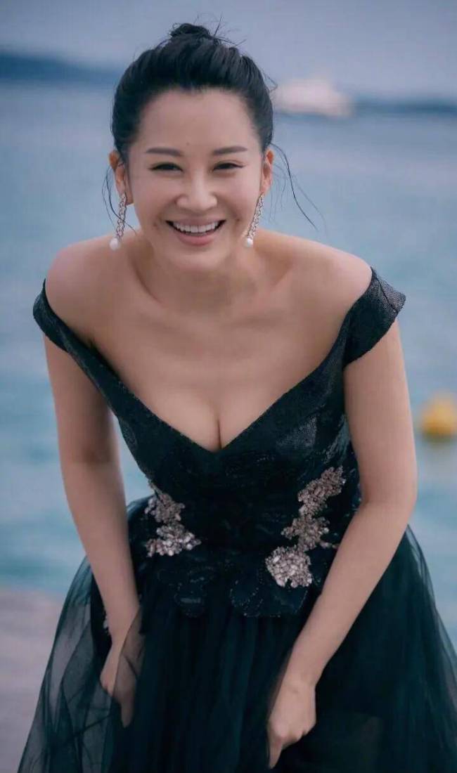 54岁许晴令人惊艳！优雅风情尽显无疑，女人上点年纪才有的独特韵味