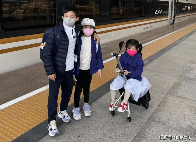 郭晶晶带娃乘火车出游，兄妹仨爬华山不娇气，两个女儿穿汉服美翻