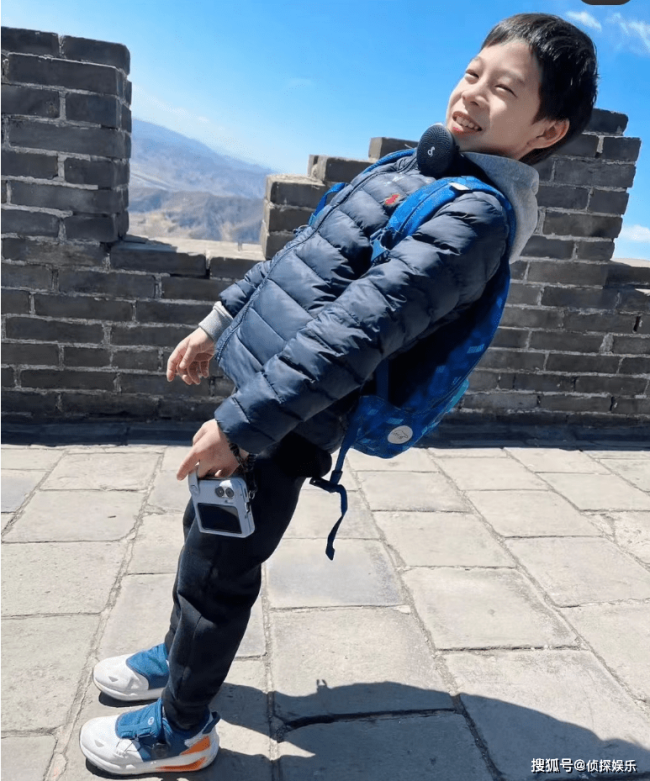 郭晶晶带娃乘火车出游，兄妹仨爬华山不娇气，两个女儿穿汉服美翻