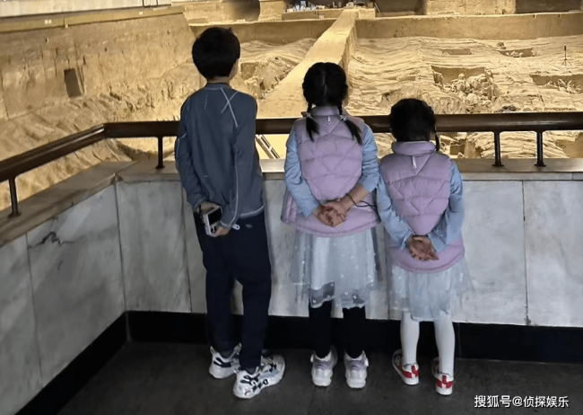郭晶晶带娃乘火车出游，兄妹仨爬华山不娇气，两个女儿穿汉服美翻