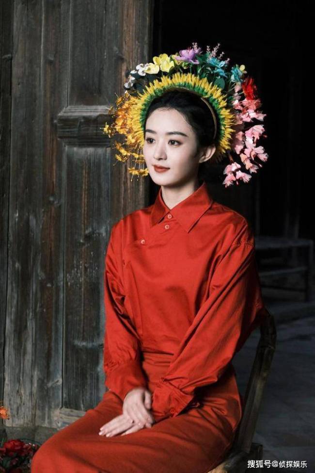 赵丽颖近照好文艺，抱着狗狗玩自拍，甜美清新少女感十足