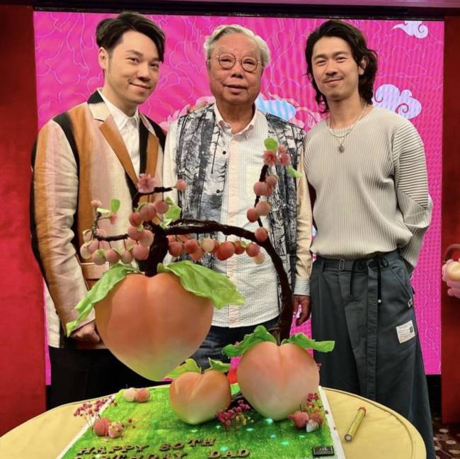 王贤志为父亲庆生罕晒全家福，同性爱人出席寿宴，已融入对方家族