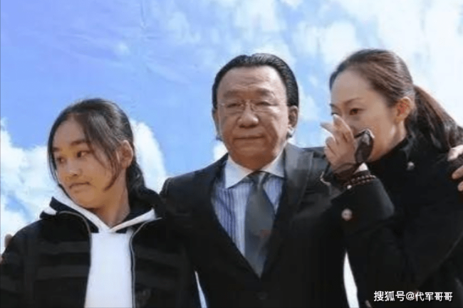 77岁侯耀华与美女歌手举止亲昵引争议，被嘲：已经活成了一个“笑话”