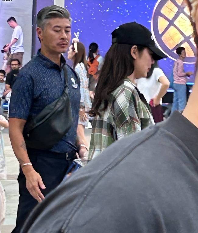 乐基儿自揭婚变后又与“老公”合体带娃，二人关系谜团太多