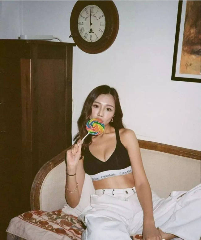 落选港姐签约一年就有剧拍，为博上位大秀身材，性感泳衣震撼网友