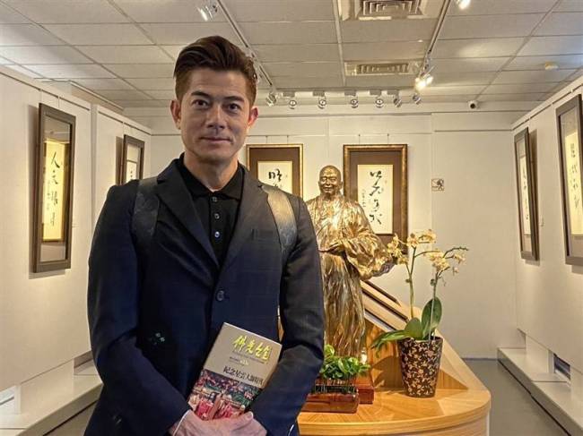 郭富城为活佛庆生坐C位，入佛门22年法号曝光，曾被传拜佛求子