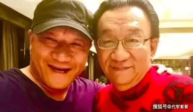 77岁侯耀华与美女歌手举止亲昵引争议，被嘲：已经活成了一个“笑话”
