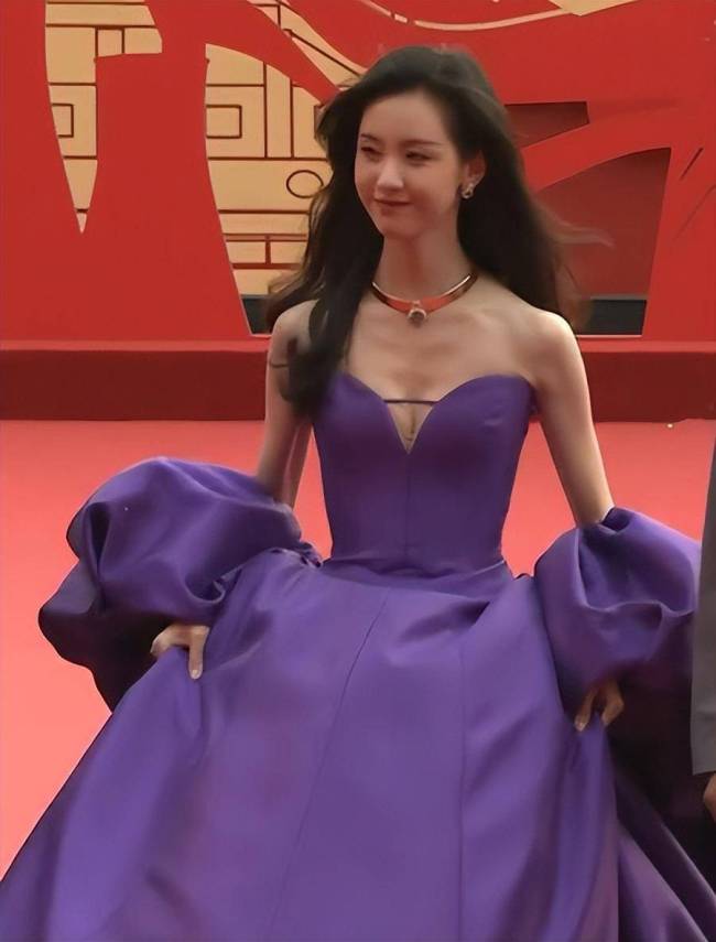 北影红毯看点多，娜扎如仙女下凡，章子怡状态能打，陈红美人老去
